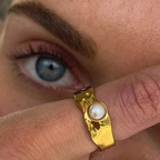 Sculpted Pearl Detail Band Ring — Sista
