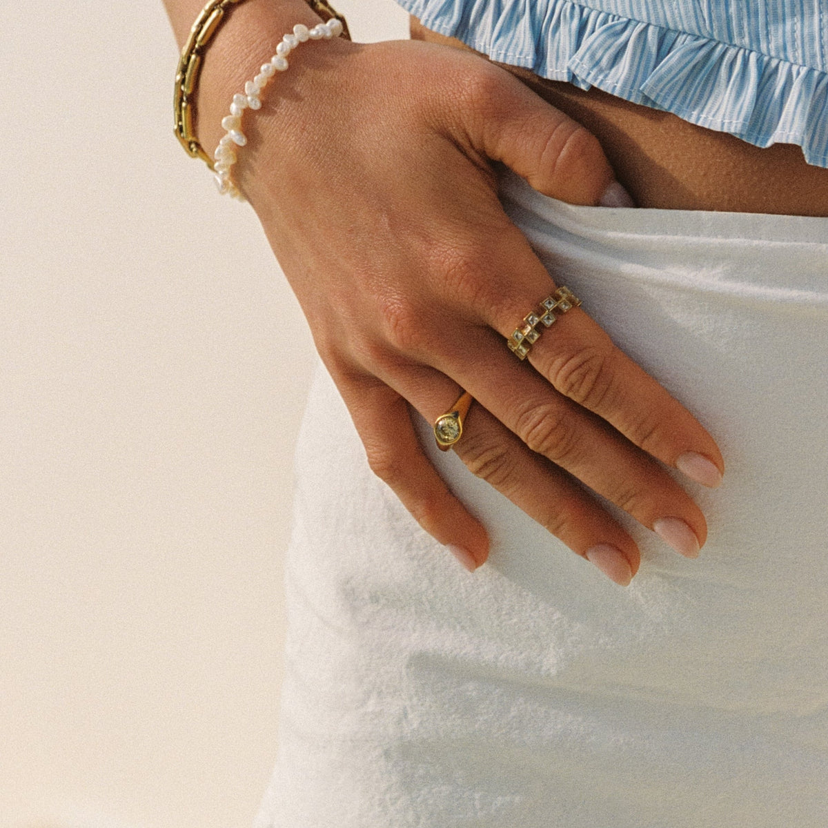 Round Zircon Signet Ring, Gold PVD Steel — Soleil